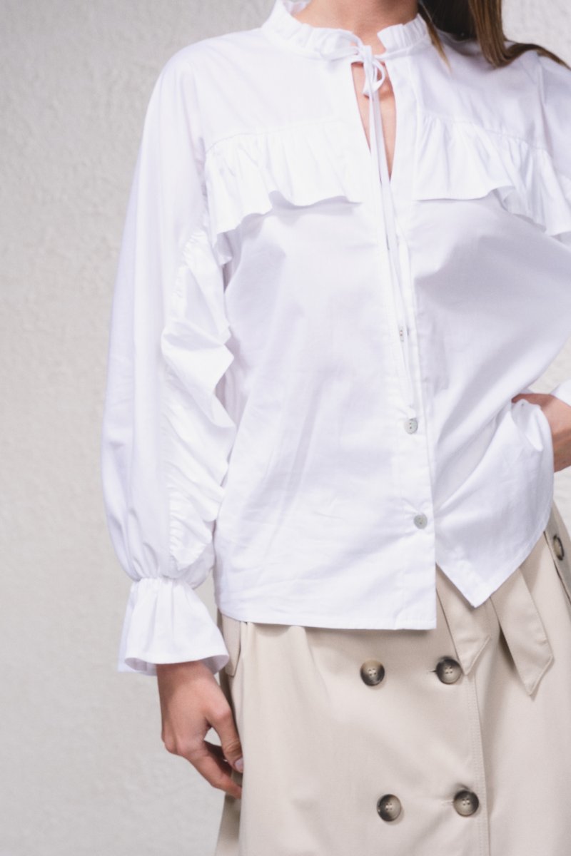 BLUSA CON VOLANTES - COLOR BLANCO