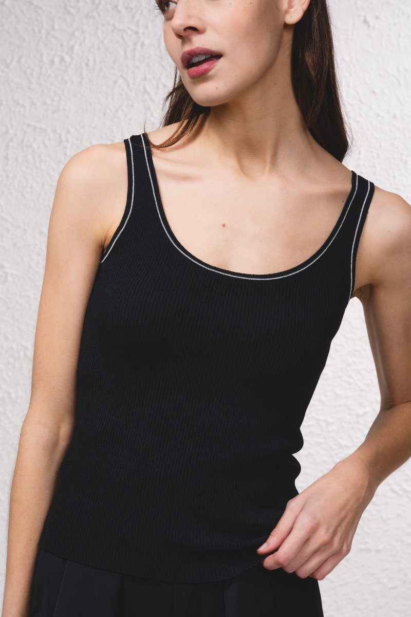 TOP - COLOR NEGRO