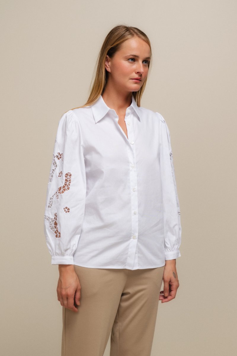 BLUSA CON MANGAS BORDADAS - COLOR BLANCO