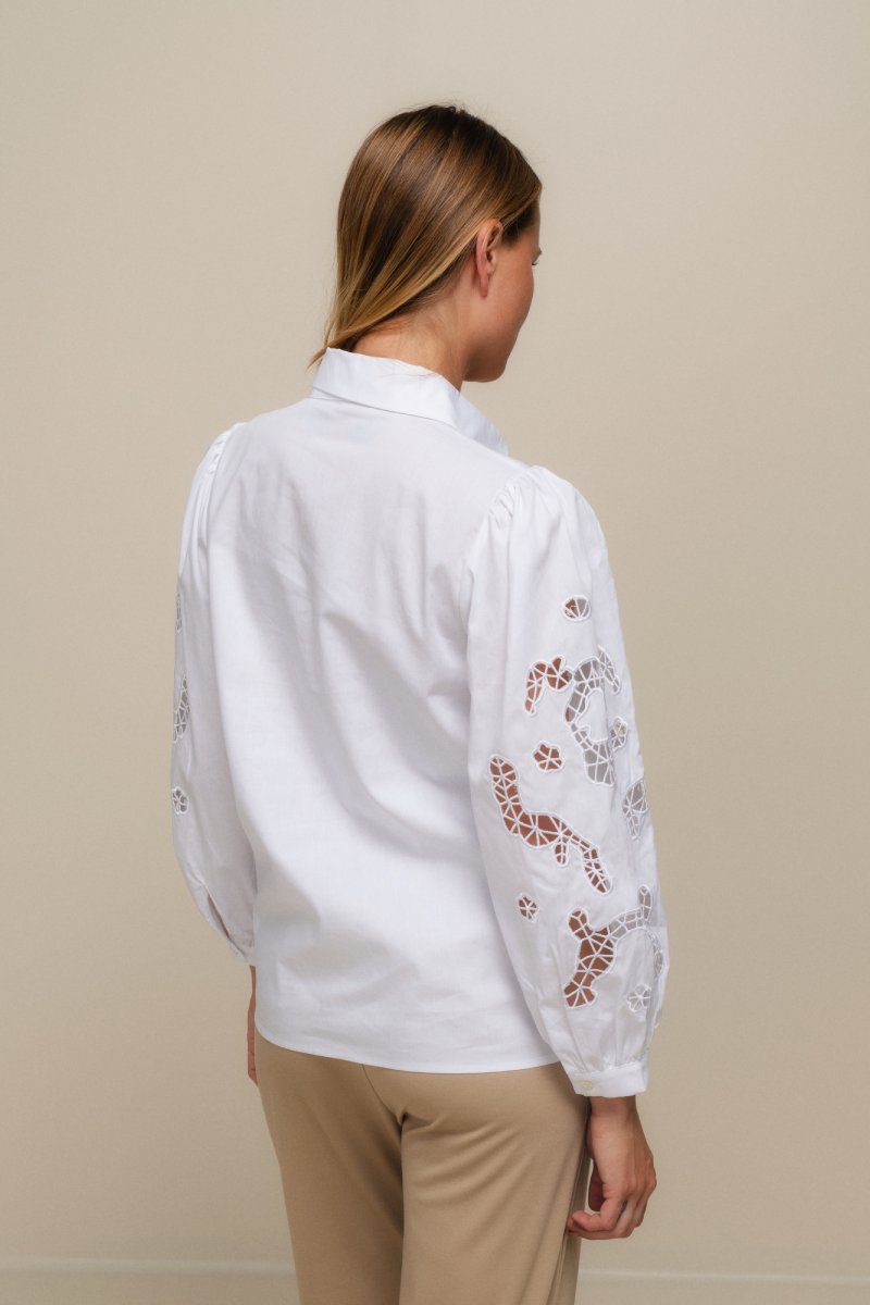 BLUSA CON MANGAS BORDADAS - COLOR BLANCO 4