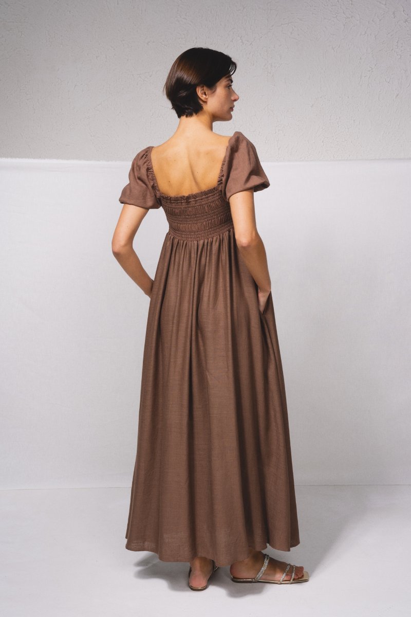 VESTIDO LARGO CON VOLANTES EN EL PECHO - COLOR MARRÓN 3