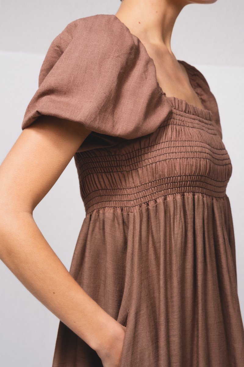 VESTIDO LARGO CON VOLANTES EN EL PECHO - COLOR MARRÓN 4