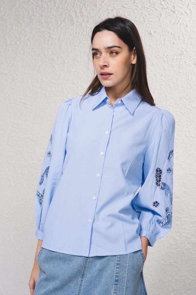 BLUSA CON MANGAS BORDADAS - COLOR AZUL