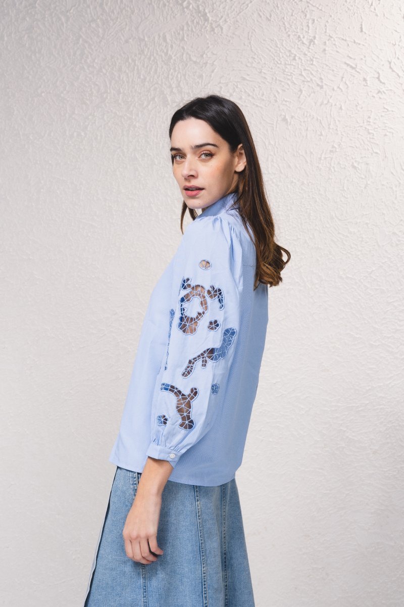 BLUSA CON MANGAS BORDADAS - COLOR AZUL 3
