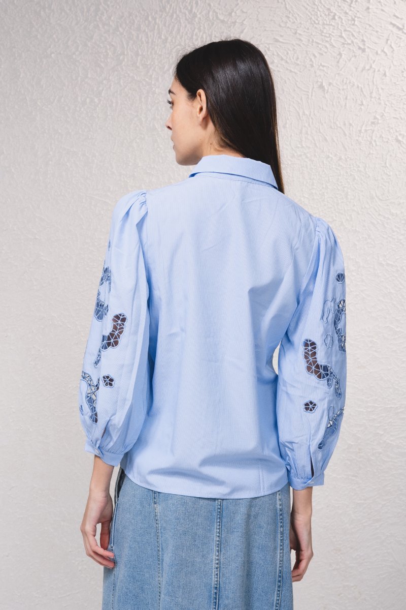 BLUSA CON MANGAS BORDADAS - COLOR AZUL 4