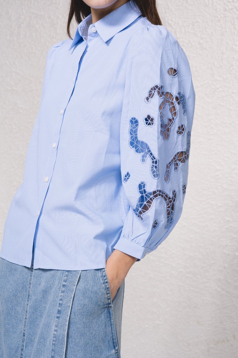 BLUSA CON MANGAS BORDADAS - COLOR AZUL 5