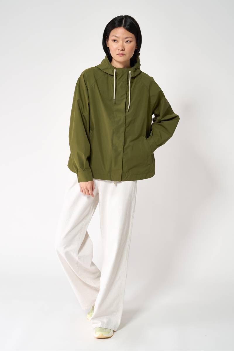 CHAQUETA IMPERMEABLE CORTA DHUDA - COLOR KHAKI