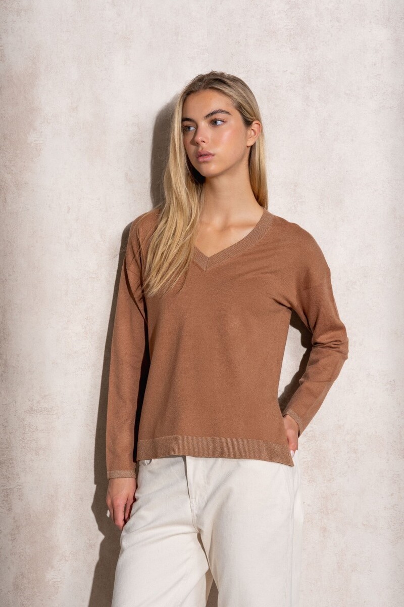 SUÉTER DE PUNTO DE LÚREX CON CUELLO V COLOR MARRÓN CLARO