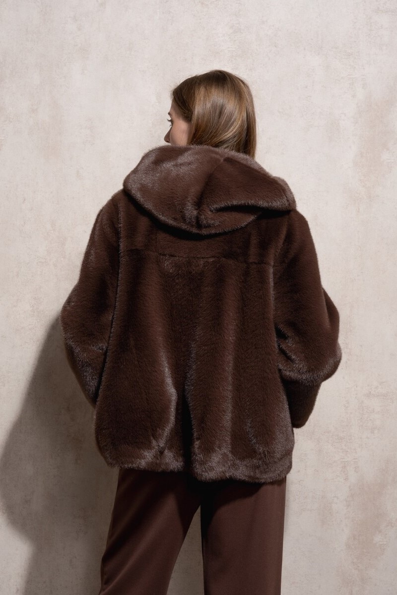 ABRIGO CORTO DE PIEL CON CAPUCHA COLOR MARRÓN 3