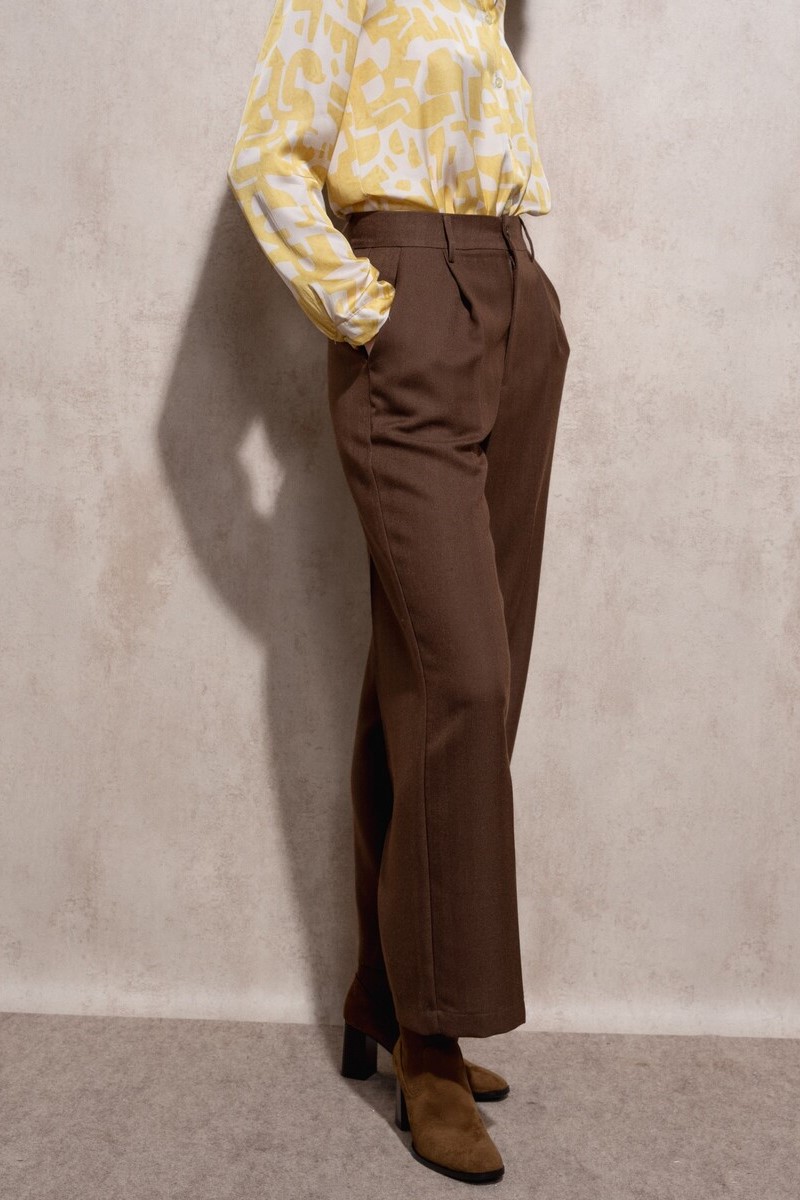 PANTALÓN DE TRAJE FLUIDO COLOR MARRÓN 2