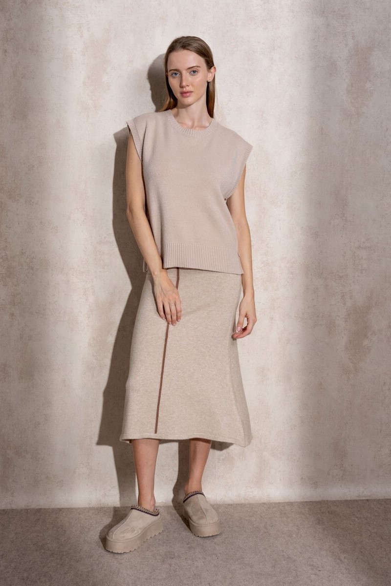 CHALECO DE PUNTO CON BOTONES COLOR BEIGE