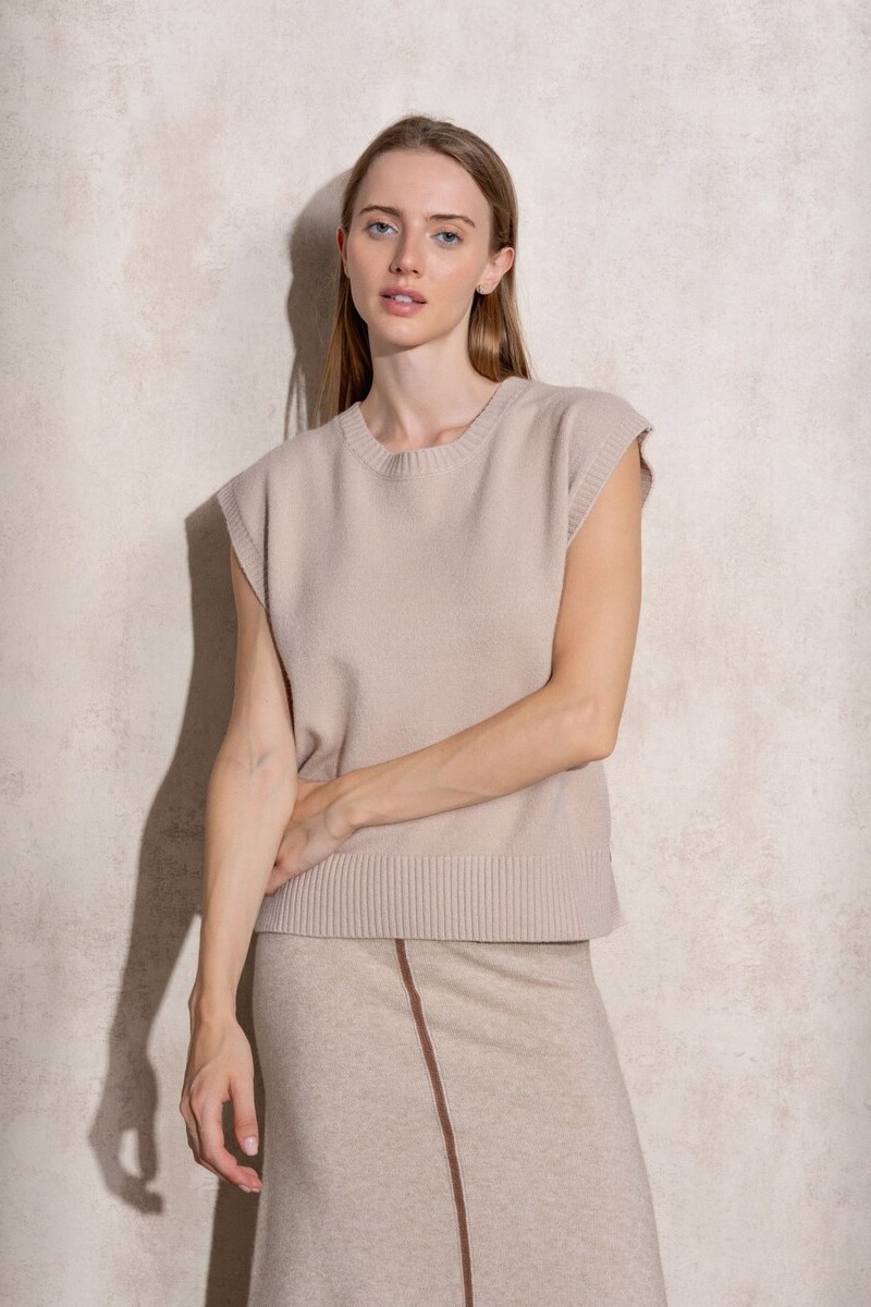 CHALECO DE PUNTO CON BOTONES COLOR BEIGE 1