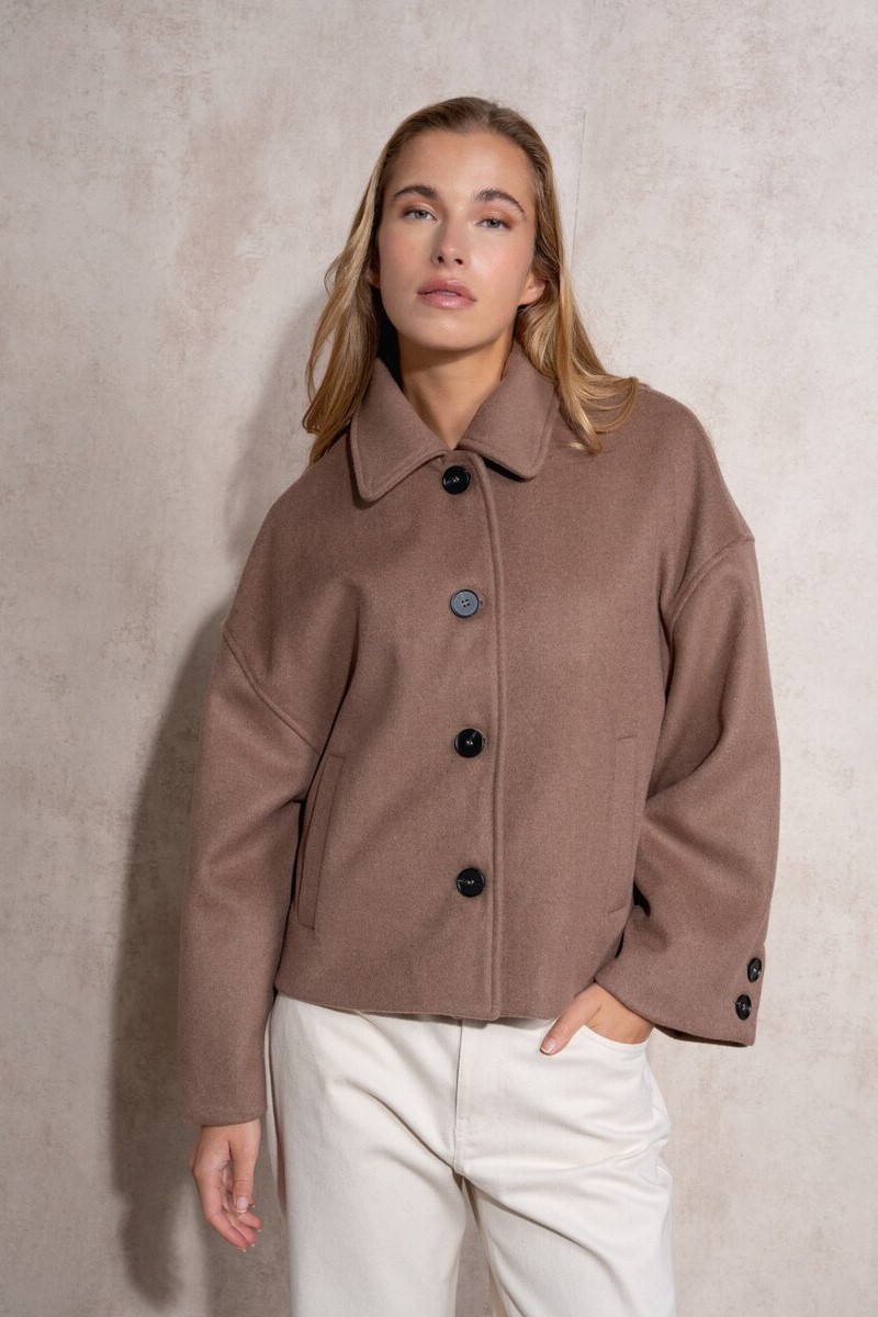 ABRIGO CORTO CON SOLAPA COLOR CAMEL