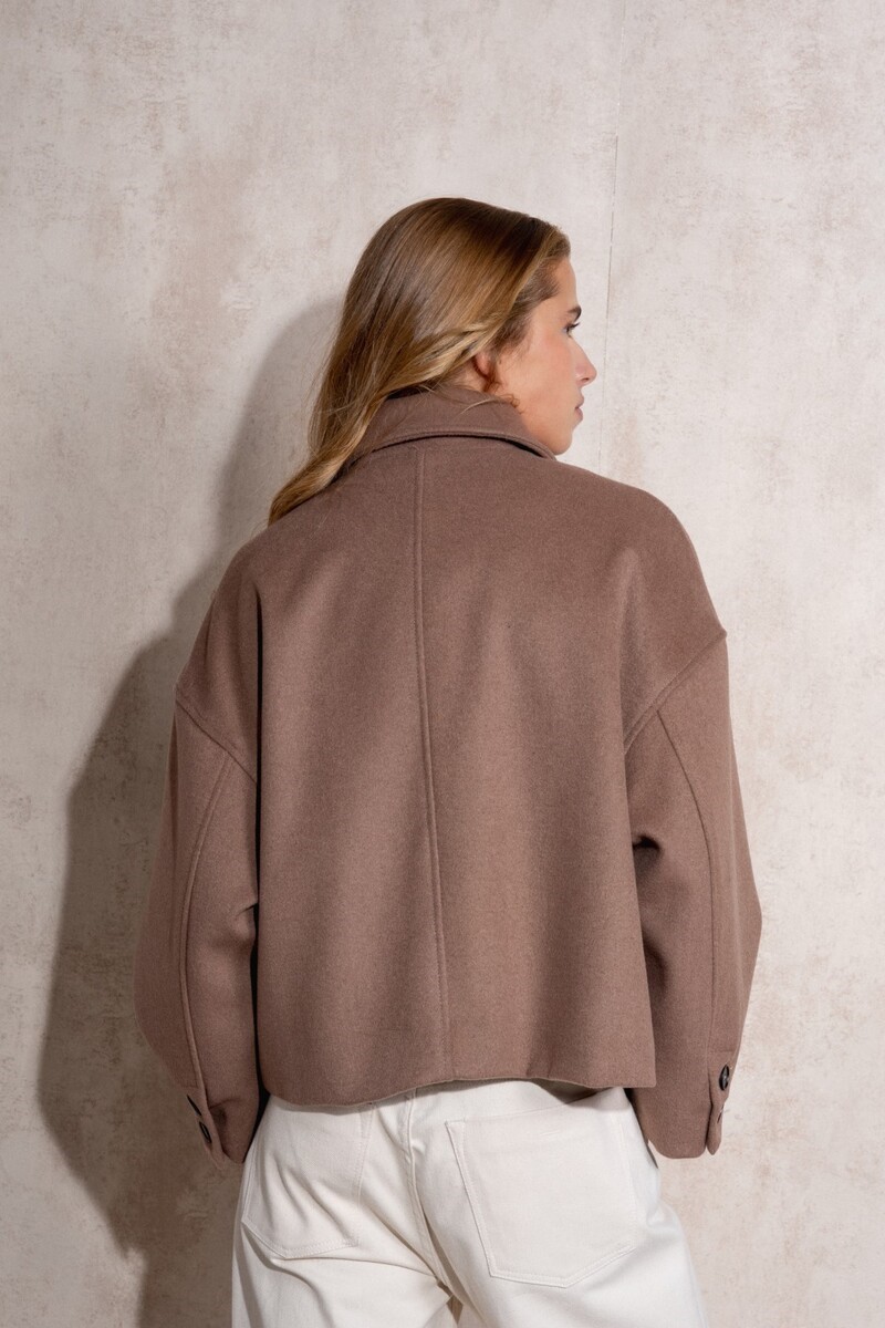 ABRIGO CORTO CON SOLAPA COLOR CAMEL 4