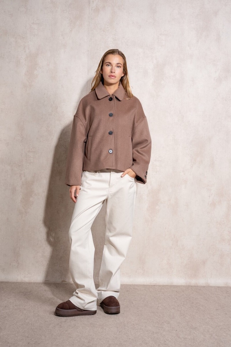 ABRIGO CORTO CON SOLAPA COLOR CAMEL 1