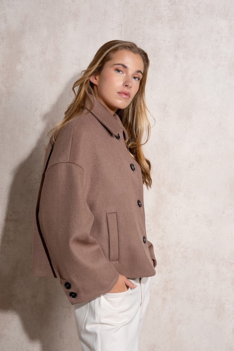 ABRIGO CORTO CON SOLAPA COLOR CAMEL 2