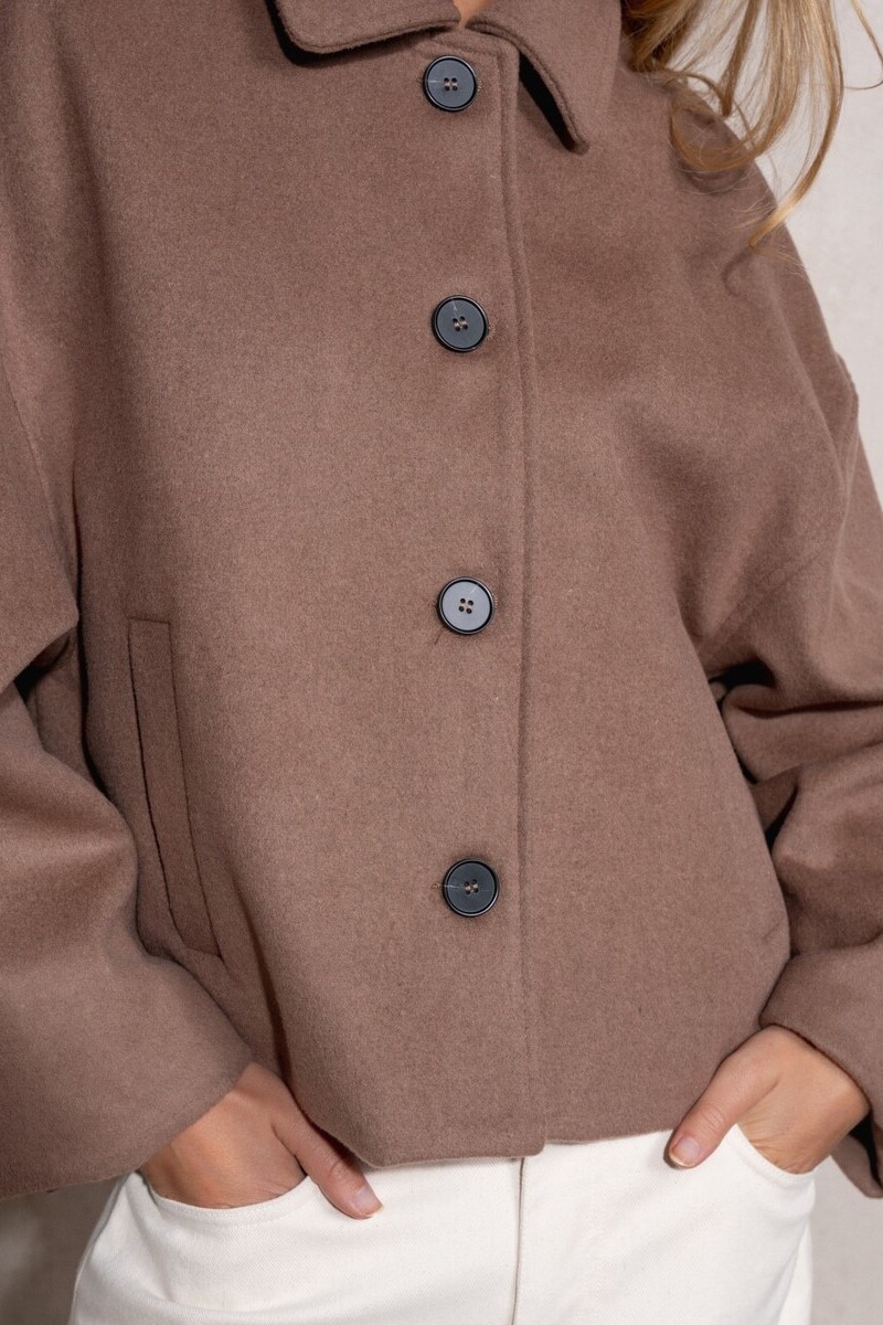 ABRIGO CORTO CON SOLAPA COLOR CAMEL 3