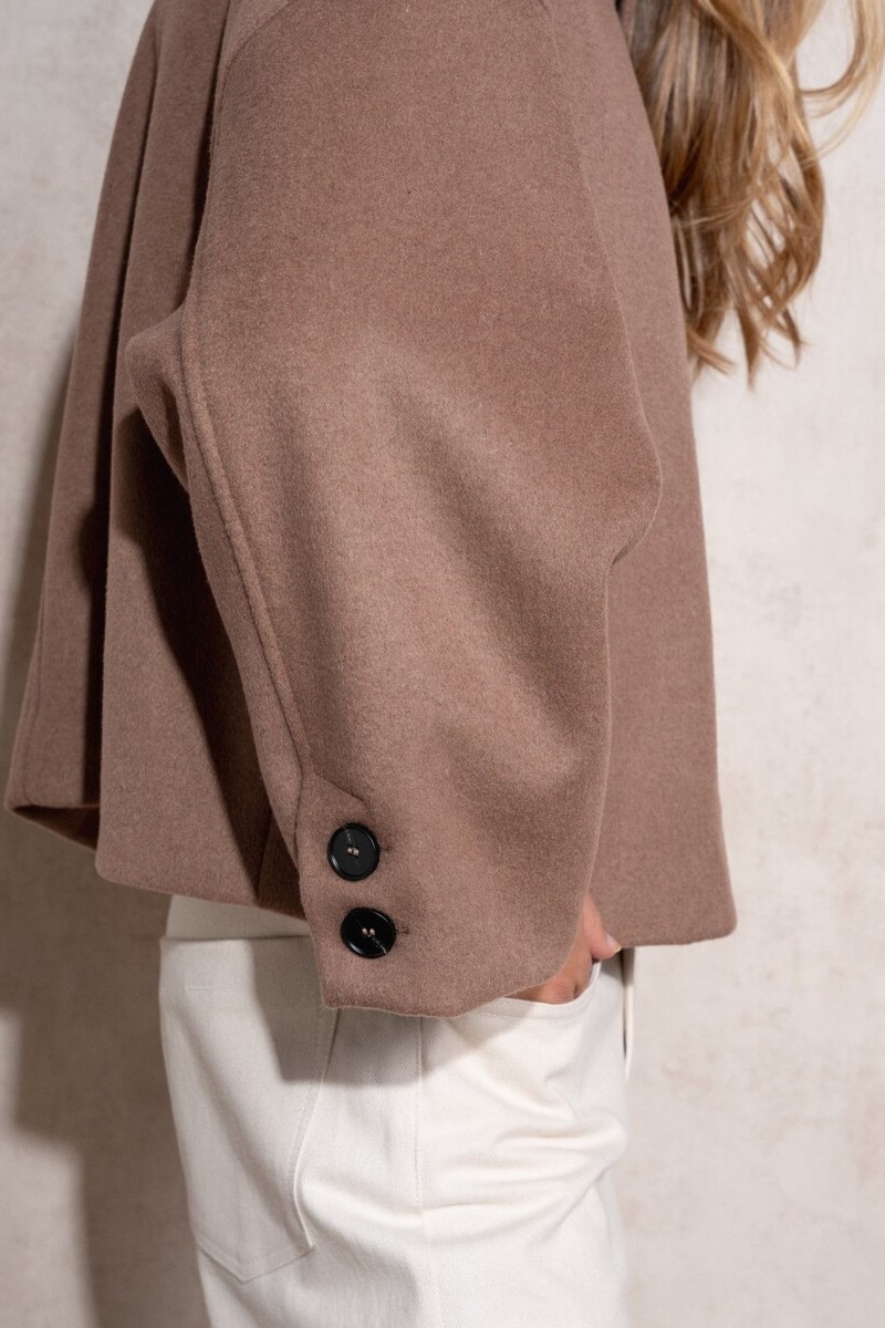 ABRIGO CORTO CON SOLAPA COLOR CAMEL 5