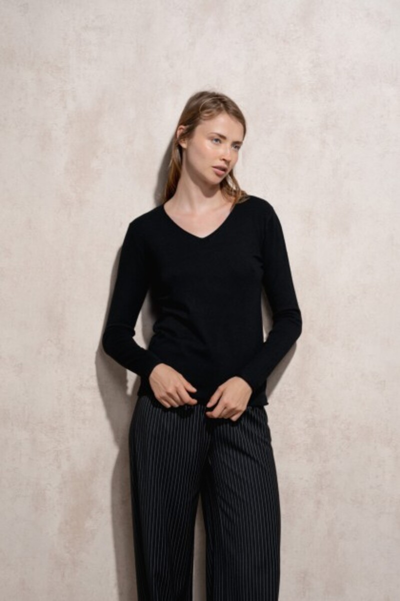 SUÉTER BÁSICO DE PUNTO COLOR NEGRO