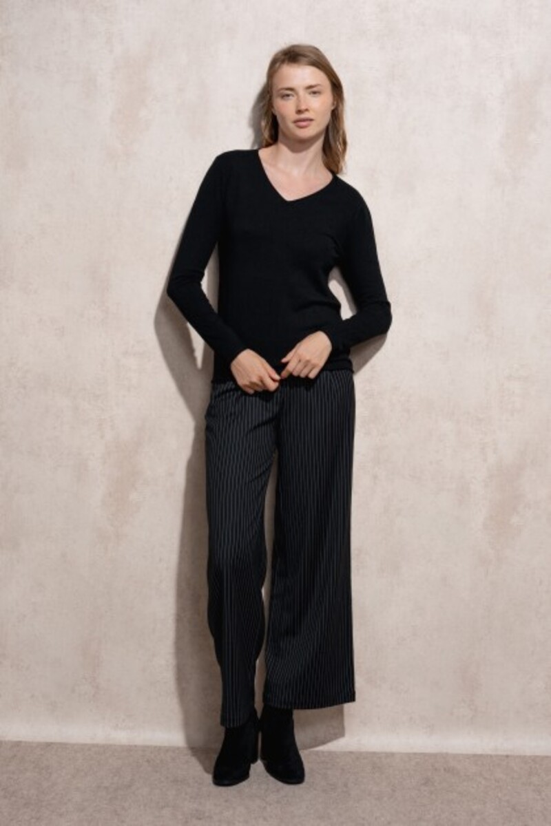 SUÉTER BÁSICO DE PUNTO COLOR NEGRO 1