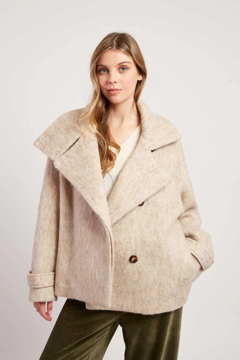 ABRIGO CORTO LILAS COLOR BEIGE