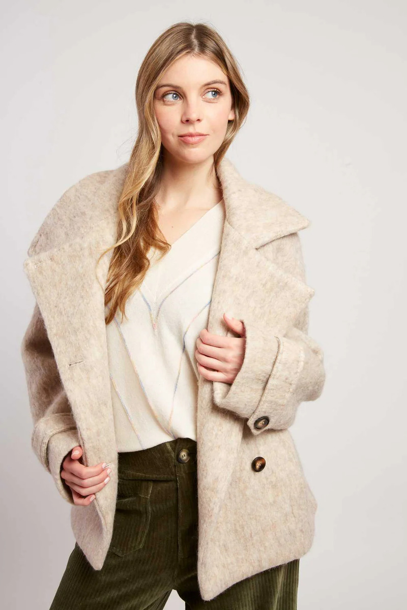 ABRIGO CORTO LILAS COLOR BEIGE 1