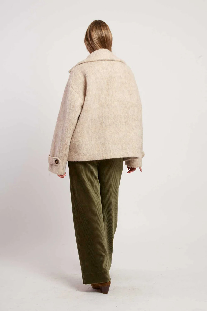 ABRIGO CORTO LILAS COLOR BEIGE 5