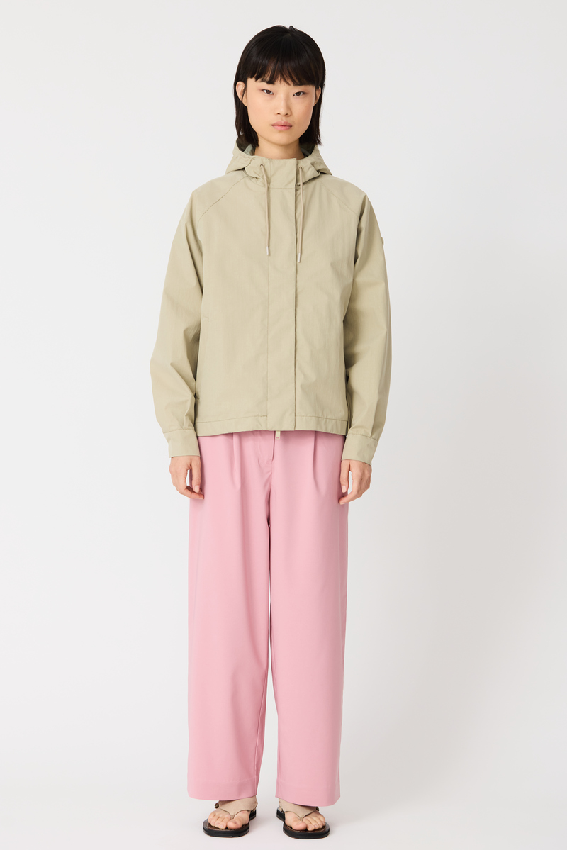 GABARDINA IMPERMEABLE CORTA DHUDA COLOR VERDE 4