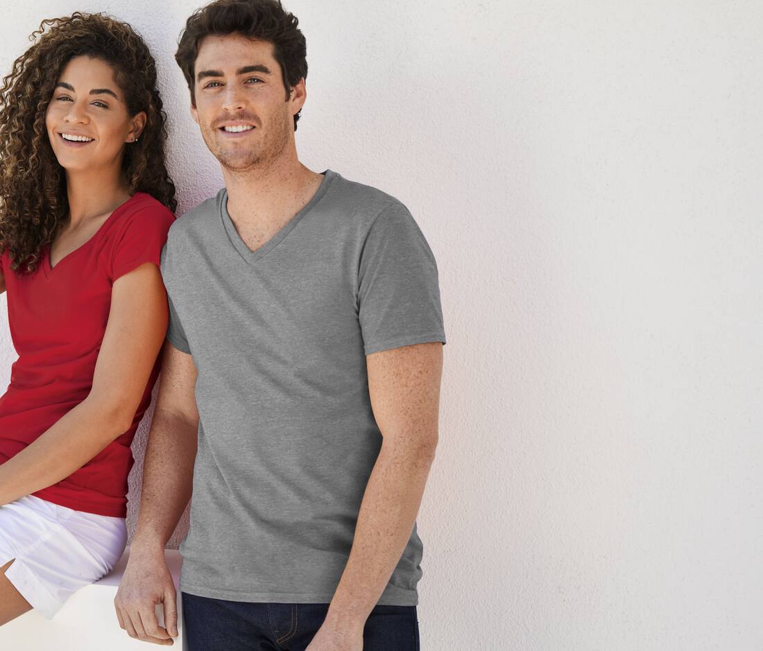 Camiseta Softstyle cuello V Hombre - 64V00 (108.09)