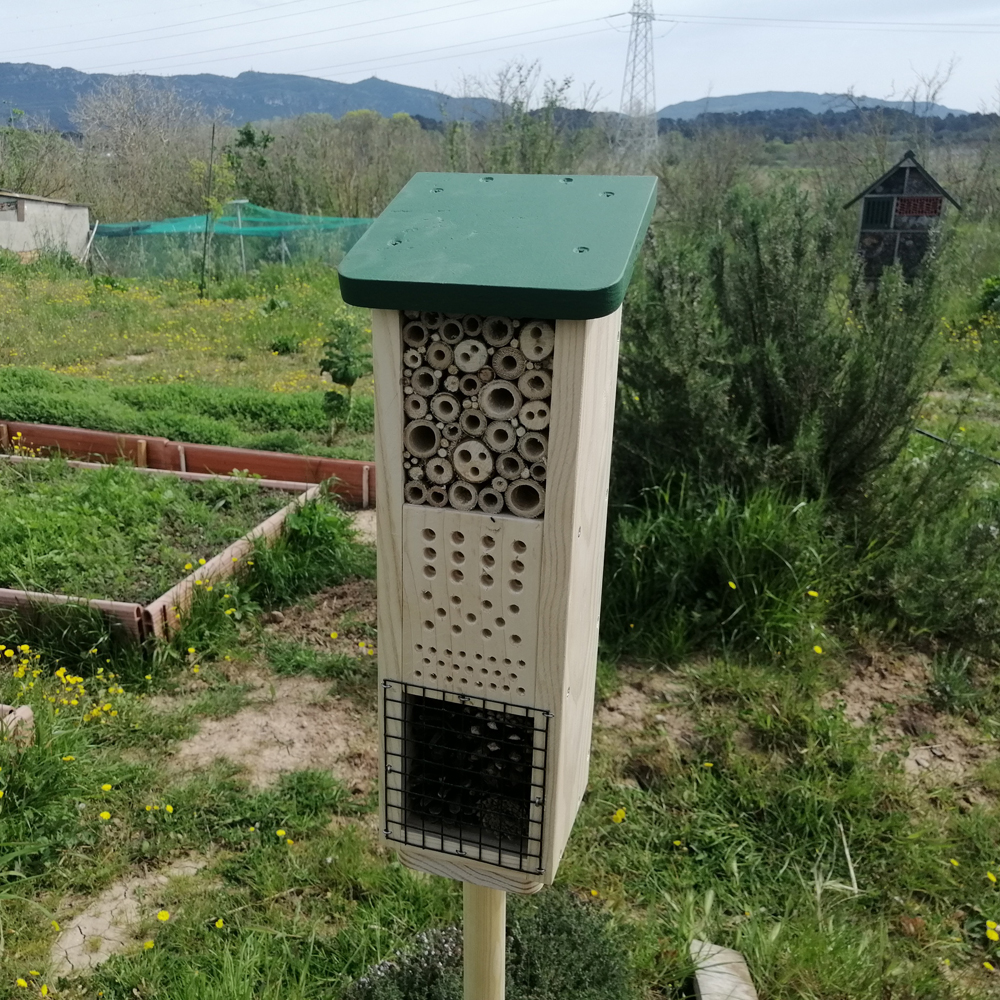 HOTEL PARA INSECTOS CON PIE MODELO MALVA 2