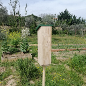 HOTEL PARA INSECTOS CON PIE MODELO MALVA 3